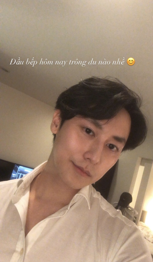 Rocker Nguyễn mặc sơ mi trắng vào bếp nấu ăn cho bồ, sơn hào hải vị gì cũng bị lu mờ vì anh quá đẹp trai - Ảnh 2.