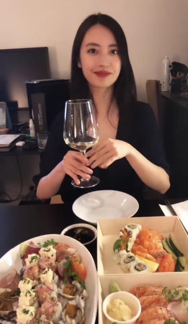 Rocker Nguyễn mặc sơ mi trắng vào bếp nấu ăn cho bồ, sơn hào hải vị gì cũng bị lu mờ vì anh quá đẹp trai - Ảnh 4.