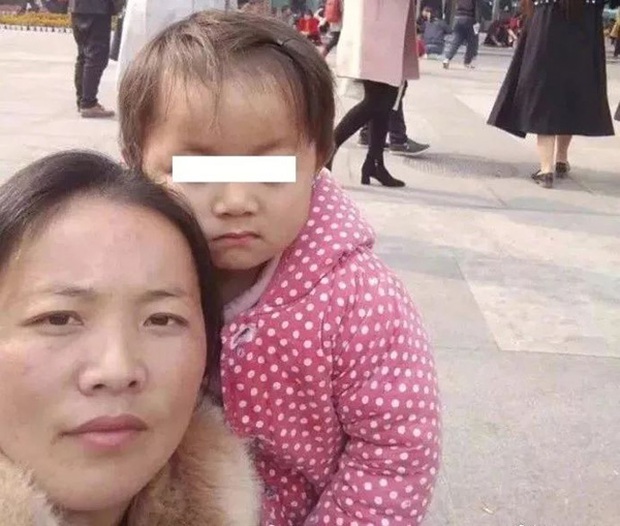 Cái chết của bé gái 3 tuổi bị ung thư mắt gây uất ức: Người mẹ lấy tiền quyên góp để chữa bệnh cho con trai và bỏ mặc con gái - Ảnh 1.
