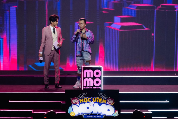 Binz từ “bad boy hoá thành “nhà thơ, hát live ca khúc mới ngay trong đêm Chung kết Học viện MOMO - Ảnh 1. Binz từ “bad boy hoá thành “nhà thơ, hát live ca khúc mới ngay trong đêm Chung kết Học viện MOMO - Ảnh 1.