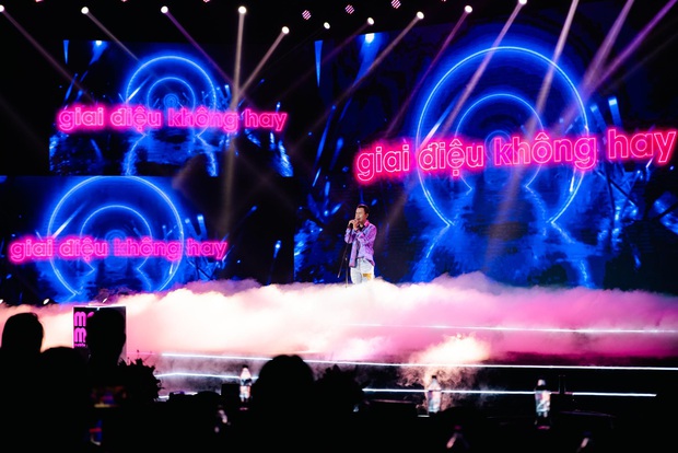 Binz từ “bad boy hoá thành “nhà thơ, hát live ca khúc mới ngay trong đêm Chung kết Học viện MOMO - Ảnh 6. Binz từ “bad boy hoá thành “nhà thơ, hát live ca khúc mới ngay trong đêm Chung kết Học viện MOMO - Ảnh 6.