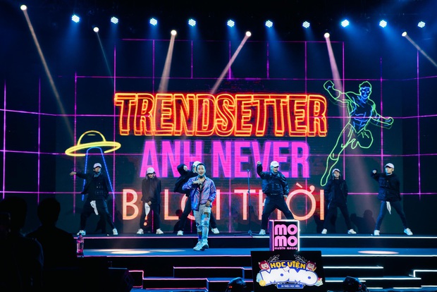 Binz từ “bad boy hoá thành “nhà thơ, hát live ca khúc mới ngay trong đêm Chung kết Học viện MOMO - Ảnh 7. Binz từ “bad boy hoá thành “nhà thơ, hát live ca khúc mới ngay trong đêm Chung kết Học viện MOMO - Ảnh 7.