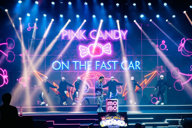 Binz từ “bad boy hoá thành “nhà thơ, hát live ca khúc mới ngay trong đêm Chung kết Học viện MOMO - Ảnh 8. Binz từ “bad boy hoá thành “nhà thơ, hát live ca khúc mới ngay trong đêm Chung kết Học viện MOMO - Ảnh 8.