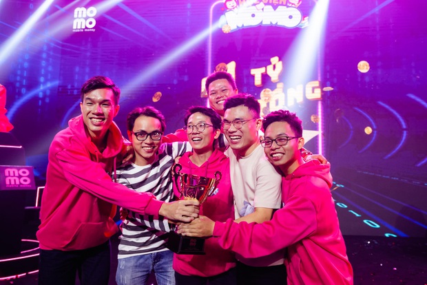 Binz từ “bad boy hoá thành “nhà thơ, hát live ca khúc mới ngay trong đêm Chung kết Học viện MOMO - Ảnh 9. Binz từ “bad boy hoá thành “nhà thơ, hát live ca khúc mới ngay trong đêm Chung kết Học viện MOMO - Ảnh 9.