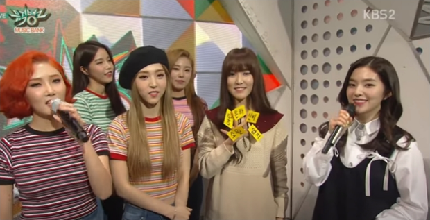 Irene (Red Velvet) đột ngột nghiêm mặt, chặn tay Yuju (GFRIEND) khiến netizen hoang mang, nhưng xem kĩ thì lại quá dễ thương - Ảnh 2. Irene (Red Velvet) đột ngột nghiêm mặt, chặn tay Yuju (GFRIEND) khiến netizen hoang mang, nhưng xem kĩ thì lại quá dễ thương - Ảnh 2.