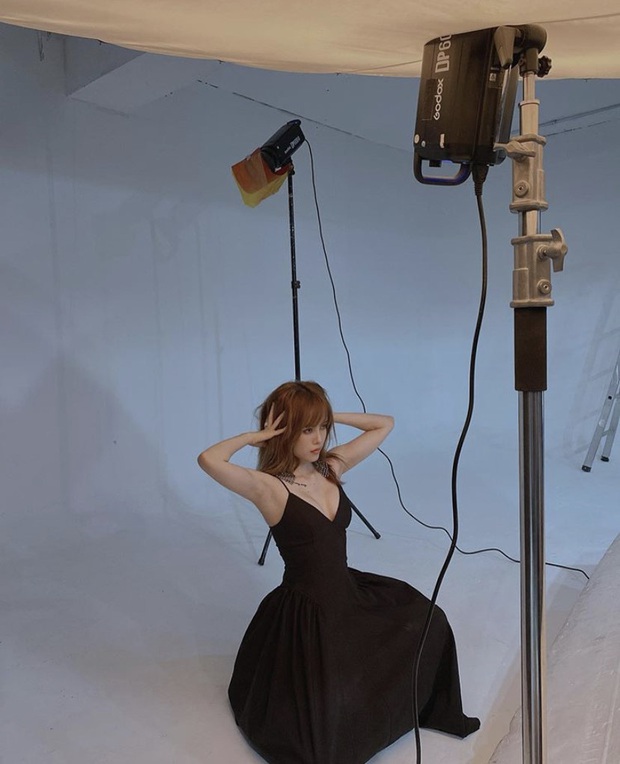 Thiều Bảo Trâm khoe ảnh đẹp hậu trường, vòng 1 cực khủng căng tràn nhưng sao nhìn cứ sai sai - Ảnh 2.