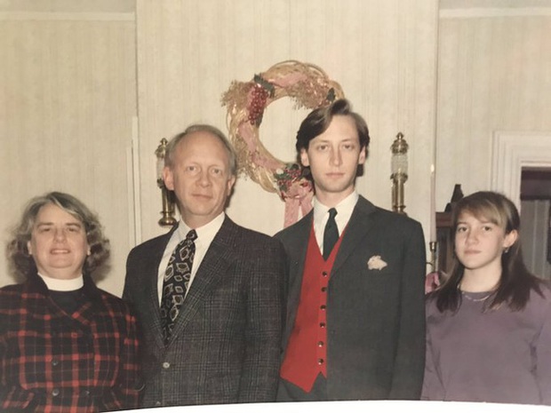 Bức ảnh chụp kỷ niệm dịp Giáng sinh của gia đình 4 người không thể bình thường hơn nhưng chứa đựng chi tiết đặc biệt khiến MXH xôn xao - Ảnh 1.