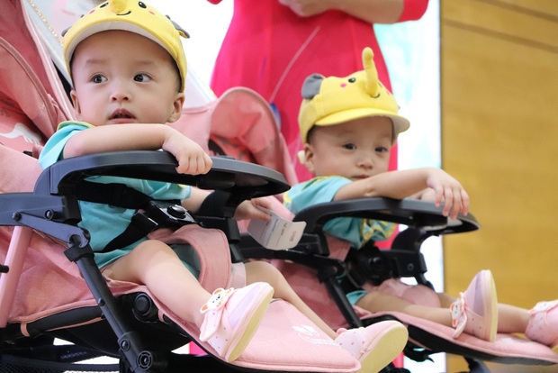 Almost 3 months after the separate surgery, the Truc Nhi - Dieu Nhi twins were discharged from the hospital, looking extremely radiant and pretty - Photo 15.