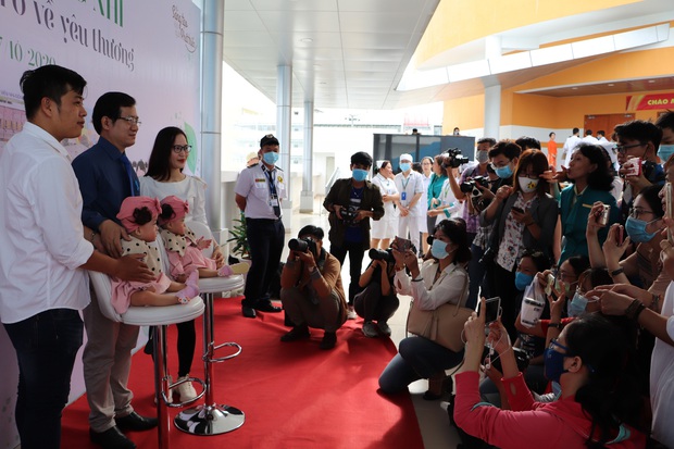 Almost 3 months after the separate surgery, the Truc Nhi - Dieu Nhi twins were discharged from the hospital, looking extremely radiant and pretty - Photo 8.