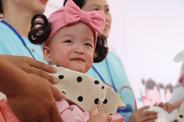 Almost 3 months after the separate surgery, the Truc Nhi - Dieu Nhi twins were discharged from the hospital, looking extremely radiant and pretty - Photo 2.