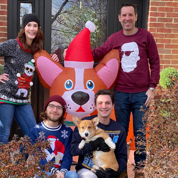 Chú Corgi thân thiện nhất quả đất, ra đường hễ gặp anh em là phải sà vào ôm hôn tới tấp mới chịu - Ảnh 5.