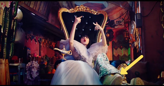 BLACKPINK cứ ra MV là có biến: Rosé bị nhà đài tuýt còi vì cảnh khóc lóc khi lái xe, riêng Jennie liên tục dính phốt trang phục - Ảnh 7.