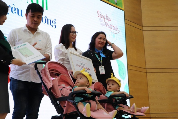 Almost 3 months after the separate surgery, the Truc Nhi - Dieu Nhi twins were discharged from the hospital, looking extremely radiant and pretty - Photo 18.