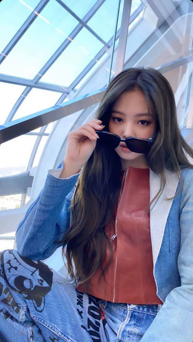  Jennie (BLACKPINK) khoe ảnh sống ảo ngầu đét với bộ cánh cực lạ, nhưng dân tình chỉ dán mắt vào background toà nhà mới của YG - Ảnh 2.