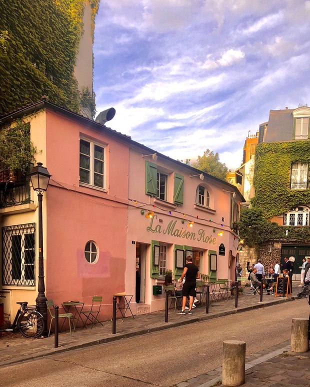 Một quán cafe màu hồng ở Paris gây sốt toàn thế giới nhờ Netflix, tuy nhiên gây tranh cãi vì nhân viên quá xấu tính? - Ảnh 2.