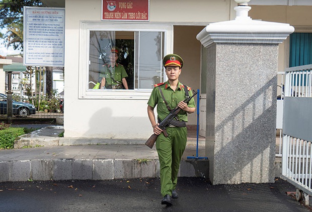 Chiến sĩ Công an nghĩa vụ thủ khoa toàn quốc được thầy giáo vượt hơn 1600 km đến tận nơi tặng iPhone 11 Pro Max - Ảnh 4.