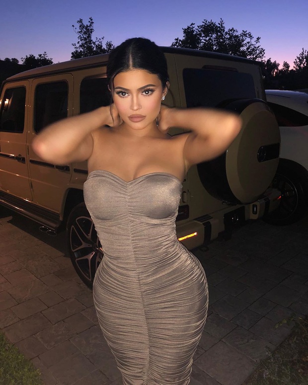 Khó lòng nhận ra đây là Kylie Jenner: Gương mặt quá khác lạ, duy chỉ có vòng 1 căng như sắp nổ tung vẫn đốt mắt dân tình - Ảnh 7.