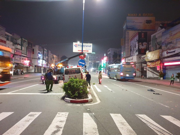  Xe cấp cứu đang chở bệnh nhân tông xe máy qua đường, 1 người nguy kịch - Ảnh 2.