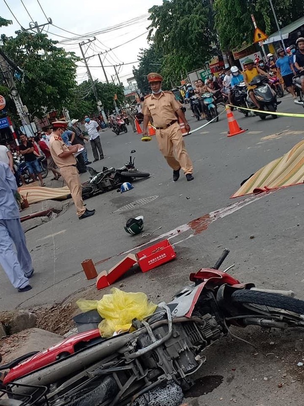 Bình Dương: Tài xế GrabBike và thanh niên tử vong sau khi tông trực diện vào một ô tô  - Ảnh 1.