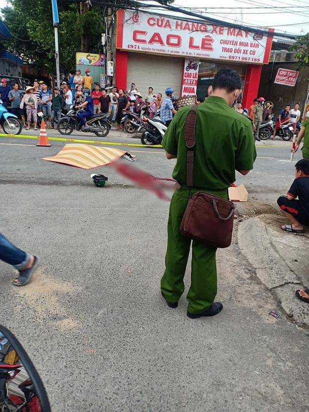 Bình Dương: Tài xế GrabBike và thanh niên tử vong sau khi tông trực diện vào một ô tô  - Ảnh 2.
