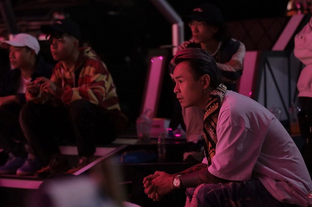 Binz nhiệt tình thị phạm trong hậu trường trận Đối đầu Rap Việt - Ảnh 1.