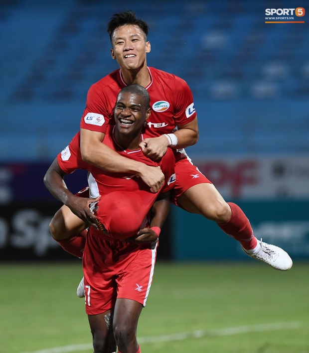 Hải Quế kéo áo trêu Xuân Trường, ít phút sau bị Trường híp sút thẳng vào mặt - Ảnh 7.