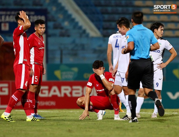 Hải Quế kéo áo trêu Xuân Trường, ít phút sau bị Trường híp sút thẳng vào mặt - Ảnh 4.