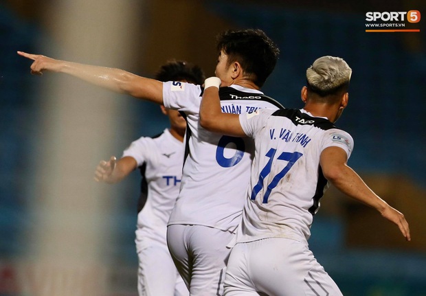 Hải Quế kéo áo trêu Xuân Trường, ít phút sau bị Trường híp sút thẳng vào mặt - Ảnh 10.