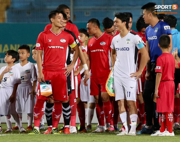 Hải Quế kéo áo trêu Xuân Trường, ít phút sau bị Trường híp sút thẳng vào mặt - Ảnh 1.