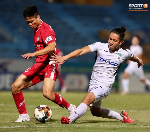 Hải Quế kéo áo trêu Xuân Trường, ít phút sau bị Trường híp sút thẳng vào mặt - Ảnh 11.