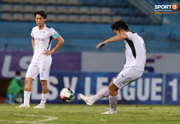 Hải Quế kéo áo trêu Xuân Trường, ít phút sau bị Trường híp sút thẳng vào mặt - Ảnh 3.