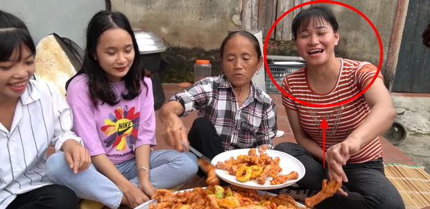 Đồ ăn chưa đến miệng đã xuýt xoa khen ngon, nhân vật chị áo sọc ở Vlog của bà Tân bất ngờ trở thành tâm điểm bàn tán - Ảnh 2.