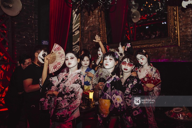 Tạ Hiện sáng nhất Hà Nội đêm Halloween: giới trẻ quẩy banh nóc tại club lớn nhất Thủ đô, 12h đêm vẫn rộn rã - Ảnh 2. Tạ Hiện sáng nhất Hà Nội đêm Halloween: giới trẻ quẩy banh nóc tại club lớn nhất Thủ đô, 12h đêm vẫn rộn rã - Ảnh 2.