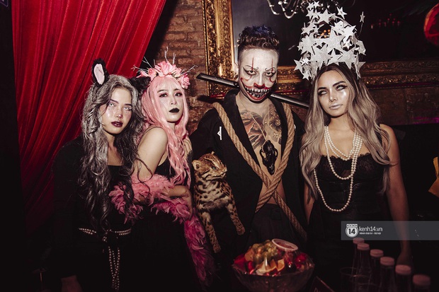 Tạ Hiện sáng nhất Hà Nội đêm Halloween: giới trẻ quẩy banh nóc tại club lớn nhất Thủ đô, 12h đêm vẫn rộn rã - Ảnh 4. Tạ Hiện sáng nhất Hà Nội đêm Halloween: giới trẻ quẩy banh nóc tại club lớn nhất Thủ đô, 12h đêm vẫn rộn rã - Ảnh 4.