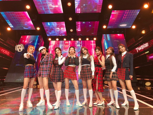 Fan cuối cùng cũng đợi được đến ngày để... khen stylist TWICE: Trang phục sang - xịn - mịn, nâng tầm visual gấp bội - Ảnh 9. Fan cuối cùng cũng đợi được đến ngày để... khen stylist TWICE: Trang phục sang - xịn - mịn, nâng tầm visual gấp bội - Ảnh 9.