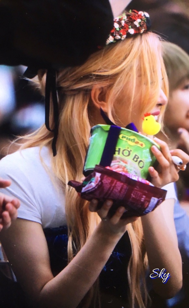 Hé lộ phản ứng của Rosé khi được fan Việt trao tận tay phở ăn liền từ 1 năm trước, bảo sao “chết mê chết mệt” với món ăn này - Ảnh 7.