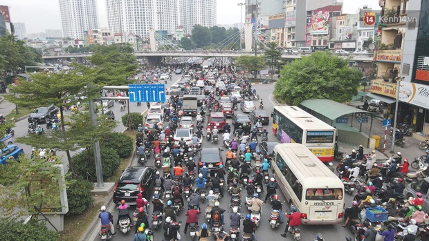 Chùm ảnh: Ngã tư Sở đã tắc càng tắc nặng hơn sau khi thông xe đường trên cao vành đai 2 - Ảnh 9.