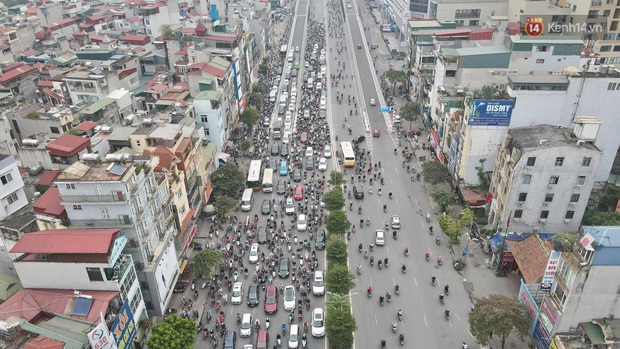 Chùm ảnh: Ngã tư Sở đã tắc càng tắc nặng hơn sau khi thông xe đường trên cao vành đai 2 - Ảnh 7.