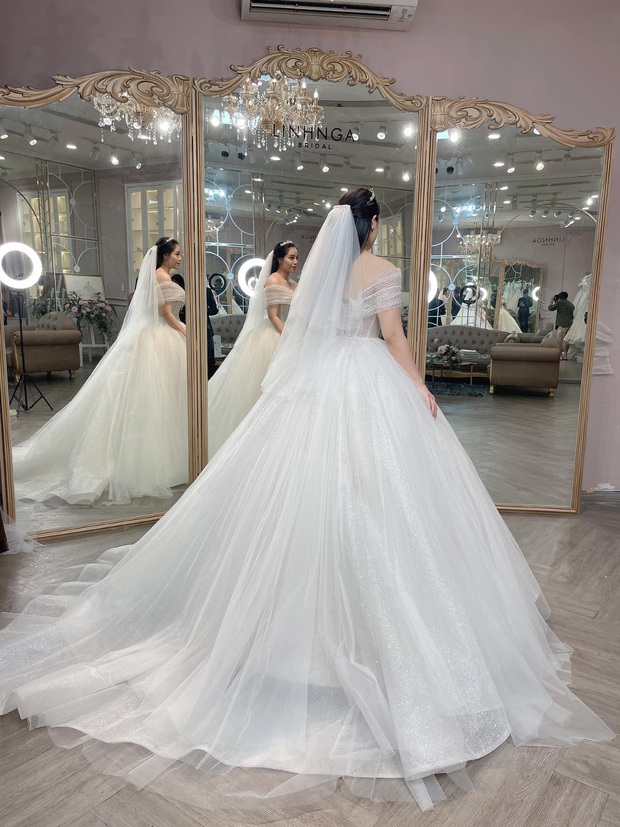 Lộ ảnh Khánh Linh diện váy cưới xinh đẹp bên Tiến Dũng bảnh bao: Đúng cô dâu - chú rể đây rồi - Ảnh 2. Lộ ảnh Khánh Linh diện váy cưới xinh đẹp bên Tiến Dũng bảnh bao: Đúng cô dâu - chú rể đây rồi - Ảnh 2.