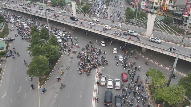 Chùm ảnh: Ngã tư Sở đã tắc càng tắc nặng hơn sau khi thông xe đường trên cao vành đai 2 - Ảnh 4.