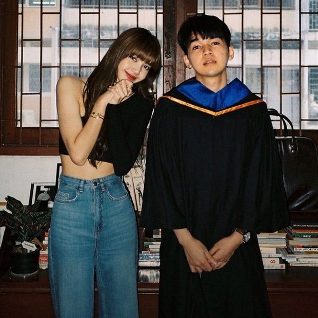 Lisa (BLACKPINK) dự lễ tốt nghiệp của bạn thân: Chiếm cả spotlight của nhân vật chính vì nhan sắc đẹp đến phát hờn - Ảnh 2.