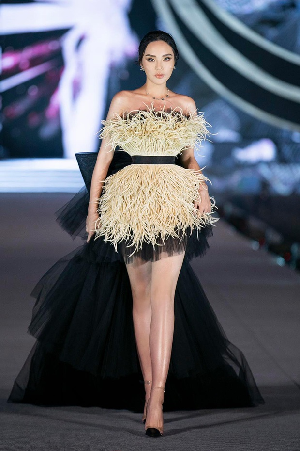 Bùng nổ đêm thi thời trang HHVN 2020: Kỳ Duyên - Tiểu Vy chặt chém khét lẹt, Doãn Hải My nổi bật giữa dàn thí sinh chân dài khó tin - Ảnh 2. Bùng nổ đêm thi thời trang HHVN 2020: Kỳ Duyên - Tiểu Vy chặt chém khét lẹt, Doãn Hải My nổi bật giữa dàn thí sinh chân dài khó tin - Ảnh 2.