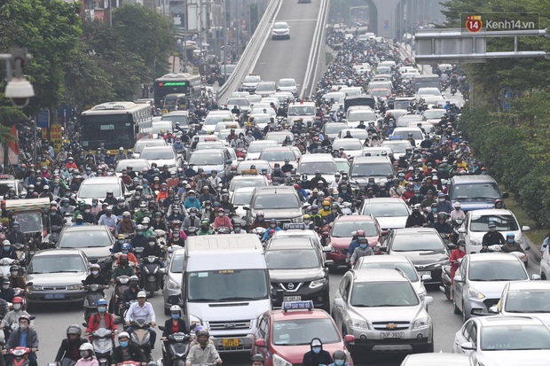 Chùm ảnh: Ngã tư Sở đã tắc càng tắc nặng hơn sau khi thông xe đường trên cao vành đai 2 - Ảnh 1.