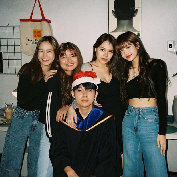 Lisa (BLACKPINK) dự lễ tốt nghiệp của bạn thân: Chiếm cả spotlight của nhân vật chính vì nhan sắc đẹp đến phát hờn - Ảnh 3.