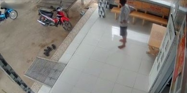 Nghe tin con gái đi học xa sắp về, mẹ liền gửi đoạn video ghi hành động lạ của bố khiến cô khóc nức nở - Ảnh 2.