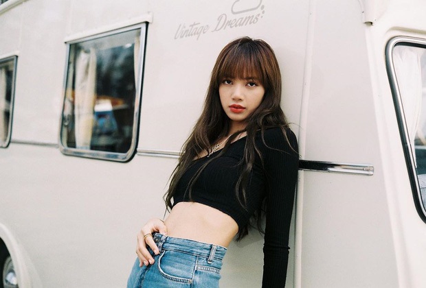 Lisa (BLACKPINK) dự lễ tốt nghiệp của bạn thân: Chiếm cả spotlight của nhân vật chính vì nhan sắc đẹp đến phát hờn - Ảnh 6.