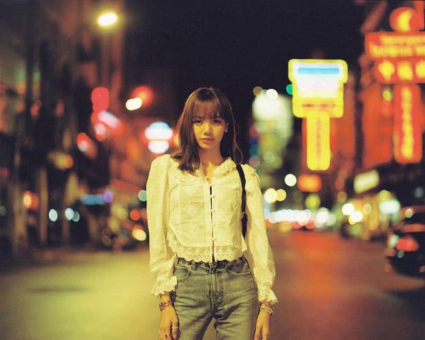 Lisa (BLACKPINK) dự lễ tốt nghiệp của bạn thân: Chiếm cả spotlight của nhân vật chính vì nhan sắc đẹp đến phát hờn - Ảnh 4.