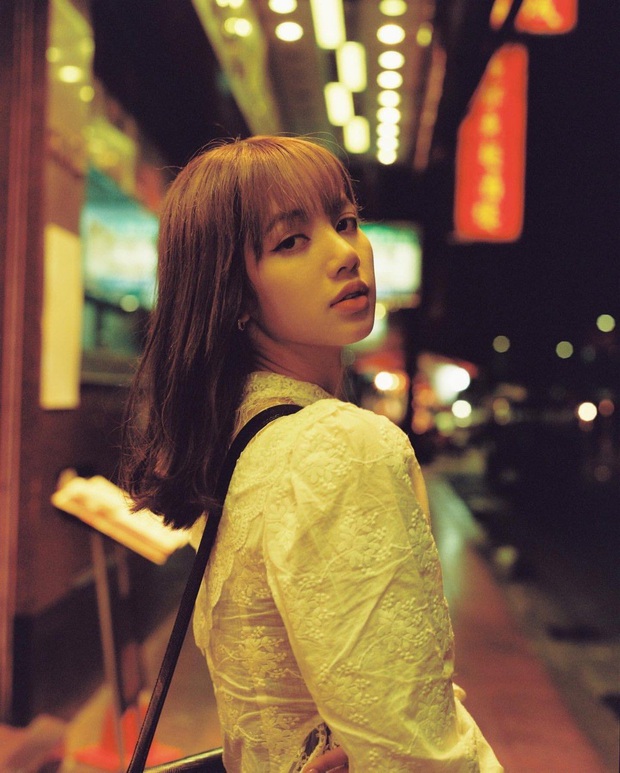 Lisa (BLACKPINK) dự lễ tốt nghiệp của bạn thân: Chiếm cả spotlight của nhân vật chính vì nhan sắc đẹp đến phát hờn - Ảnh 5.