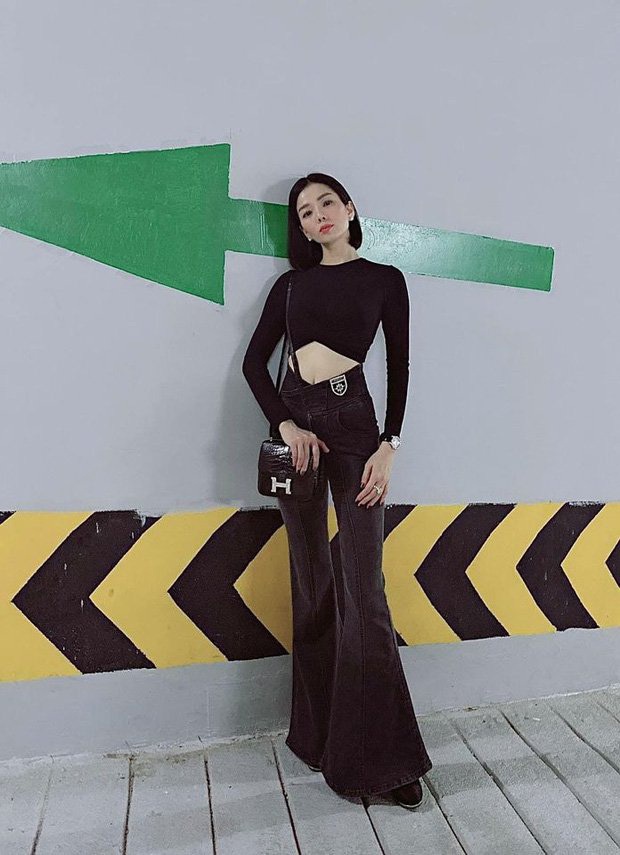 2 mẹ bỉm hot nhất Vbiz mừng lễ độc thân: Phạm Quỳnh Anh sexy nổi loạn, Lệ Quyên nhập hội F.A sau 7749 lần lộ hint với tình trẻ - Ảnh 11. 2 mẹ bỉm hot nhất Vbiz mừng lễ độc thân: Phạm Quỳnh Anh sexy nổi loạn, Lệ Quyên nhập hội F.A sau 7749 lần lộ hint với tình trẻ - Ảnh 11.