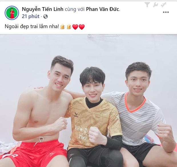 Tiến Linh đăng ảnh khen Jack quá soái, ai dè chiếm spotlight vì body vạm vỡ, biến nam ca sĩ thành cậu nhóc bé nhỏ - Ảnh 2. Tiến Linh đăng ảnh khen Jack quá soái, ai dè chiếm spotlight vì body vạm vỡ, biến nam ca sĩ thành cậu nhóc bé nhỏ - Ảnh 2.